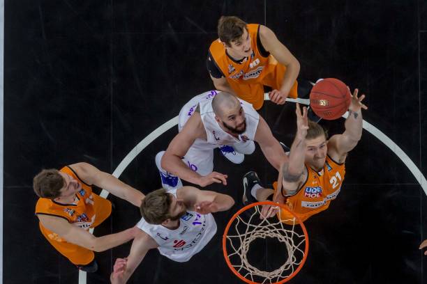 他们不仅带 他们不仅带